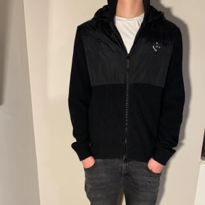 J.lindberg cardigan  - Säljer nu denna riktigt fett cardiganen/ hybrid Hood jacket från j. Lindberg, som är PERFEKT nu till våren, skick: 9/10, ny pris: 3000, mitt pris: 1500  Mvh Wilmer🙂