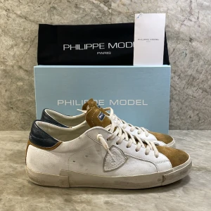 Philippe Model - Säljer nu dessa Philippe Model skor i storlek 44. Skorna har minimala tecken på slitning då de är näst intill nyskick. Med skorna tillkommer full og, dvs box, dustbag och kort. Tveka inte att höra av dig vid frågor byten kan vara aktuellt.