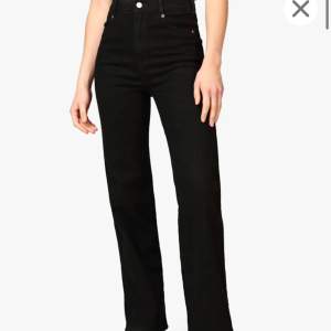 Jeans ifrån dr denim i fint skick. Nypris är 699 kr