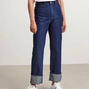Lindex Franka High Waisted Jeans - Högmidjade mörkblåa jeans men gula sömmar. Skriv för fler bilder eller funderingar🕺Midja 40(högmidajde som sagt), innerbenslängden 83cm och grenen 31cm