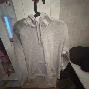 Grå hoodie - Grå hoodie från ellos