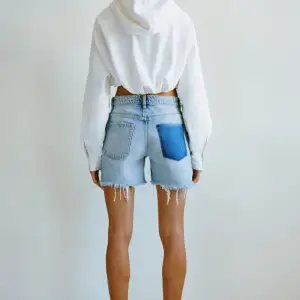 Så coola och trendiga shorts från Zara med hål där fram och endast en ficka där bak! Använda men i fint skick!✌🏼💕
