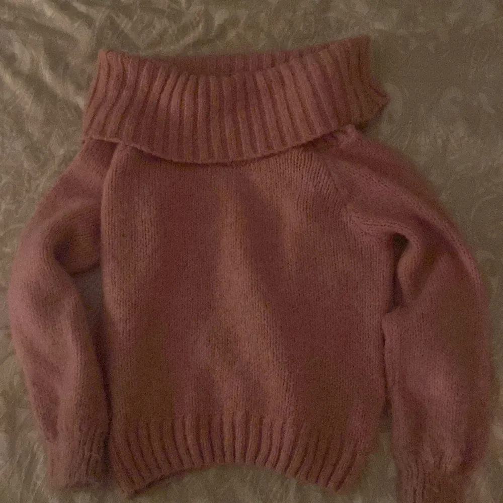 Jag säljer min fina stickade tröja från Gina tricot då den är lite förstor för mig, den är bara använd 2 ggr💕. Tröjor & Koftor.