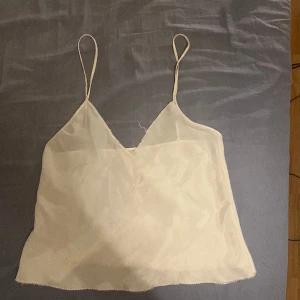 Sidenlinne - Gulligt siden linne. Passar bra som pyjamas men även en finare topp 