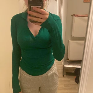 Grön tröja  - Denna tröjan kan man ha lite när som , på fester , middagar eller bara när man är hemma eller i skolan, jag hade själv denna 1 dagen i gymnasiet men sen dess har den inte kommit till användning 