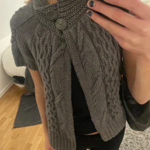 Kortärmad stickad väst - Koftan är knappt använd och i jättebra skick! 