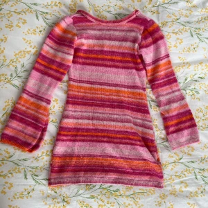 Klänning  - Superpopulär stickad klänning ifrån nelly! 💕🌷🌸 köpt på vinted men jag har aldrig använt den då den inte riktigt passade ☁️🫧