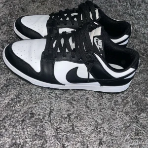 Nike dunks panda - Väldigt bra skick, använda fåtal gånger och alltid med creaseskydd. Orderbekräftelse finns. 