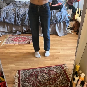 Levis jeans 501 - W31 L30. Levis jeans köpt på secondhand. Säljer då de är för korta för mig är 172💕pris går att diskutera, hör av er om ni undrar något 💗