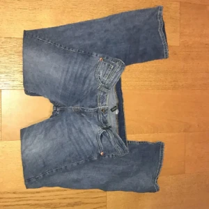 Low waist flared jeans - Storlek 42, helt nya prislappen borta eftersom jag försökte krympa jeansen i tvätten(funka ej) kostade något med 200, kan tänka mig att gå ner i pris
