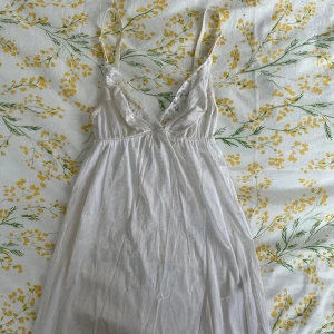 Nattlinne/klänning - Finaste och skönaste vintage nattlinnet! 💕☺️ det är köpt secondhand utan lapp så vet ej märket men kvaliten är jättebra ☁️🌷