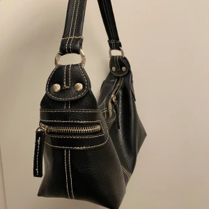 Läderväska  - Svart läderimitation väska me silverdetaljer, gott skick