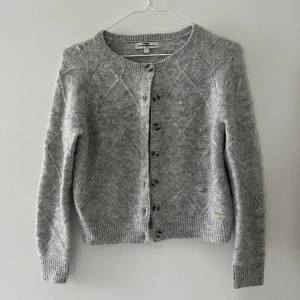 Kofta  - Jättegullig stickad kofta från Hampton Republic. Jag använder s/m och den passar även mig trots att det är en xs. Använd endast en gång, nyskick 💗