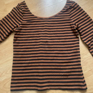 Tröja  - Köpt på second hand, storlek står ej men skulle säga xs/s Den är trekvart så den går bara till armbågen ungefär 