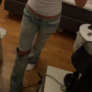 Lågmidjade jeans  - Säljer fina lågmidjade jeans i bra skick, från märket crafted💗säljer endast för bra pris,  jeans ungefär 31-34 i midjemått och 77 i innebenslängd. Jag är 165 och dem sitter bra på mig💗