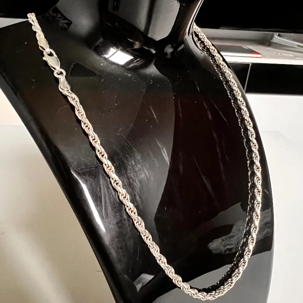 Cordell halsband i äkta 925 silver, handtillverkad och arbetad, 47cm lång och 3mm bred, väger 16g, en exklusiv handtillverkad kedja i högsta kvalité!. Accessoarer.