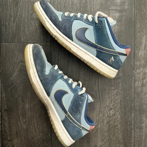 Nike SB Dunk Low Pro - Why so sad? - Säljer dessa använda men fräscha dunksen i storlek 42, låda ingår. Skriv vid frågor, priset kan diskuteras.