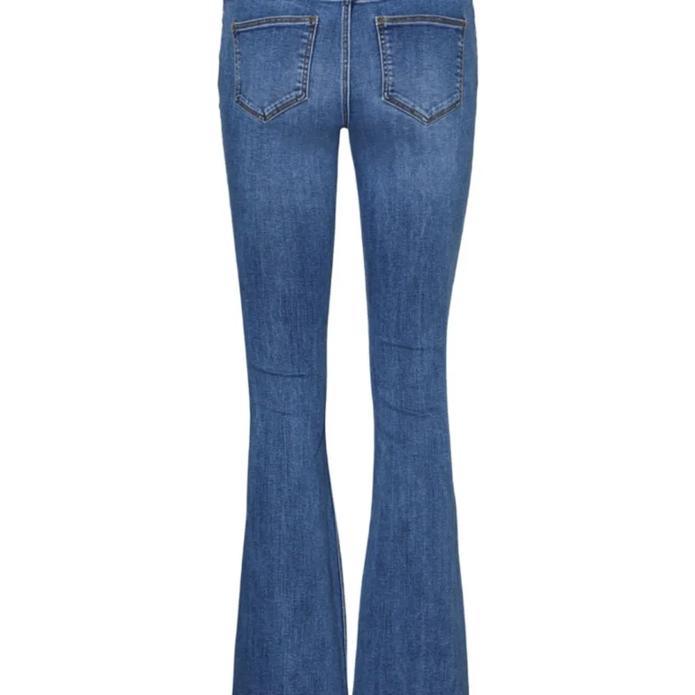 Säljer nu mina sparsamt använda lågmidjade bootcut jeans från vero moda som är slutsålda på deras hemsida. Jeansen är i storlek Sx34 vilket jag skulle säga motsvarar storlek 34/36. Skriv privat för egna bilder🌸. Jeans & Byxor.