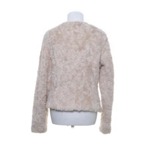 Vår jacka - Säljer en jätte fin jacka från Hema, bra skick men säljer då den vad för liten. Köpt på Sellpy och det är därifrån bilderna är,  Fler bilder finns vid intresse 