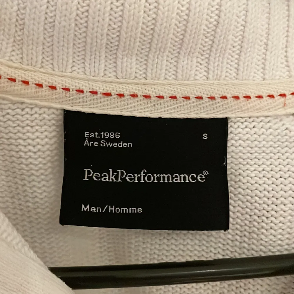 Helt stilren peak tröja som är helt oandvänd. Köpt för 1500 men pris kan diskuteras   . Tröjor & Koftor.