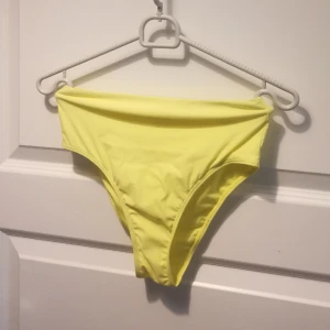 Fräck bikini.. Med neongula trosor - Höga trosor och fin bikini bhtopp i nyskick. 