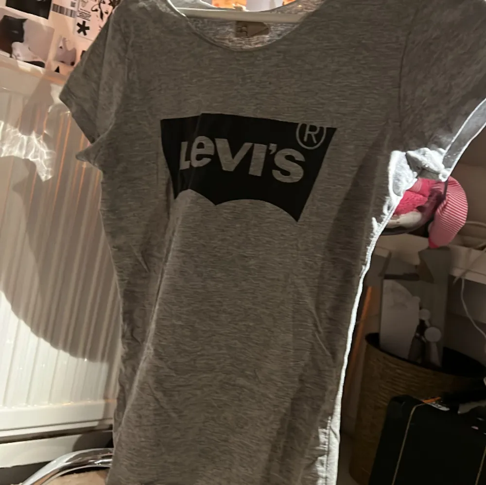 En vintage Levis tröja som jag klippte till en pdf shoulders tröja är i bra skick och är fin. / är dok lite dyr för den är vintage. T-shirts.