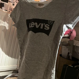 En vintage Levis tröja  - En vintage Levis tröja som jag klippte till en pdf shoulders tröja är i bra skick och är fin. / är dok lite dyr för den är vintage