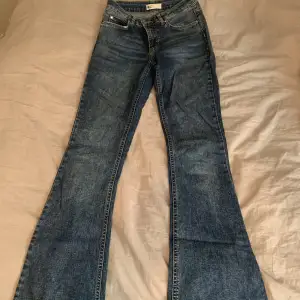 Säljer dessa super snygga bootcut jeans ifrån Gina tricot. Säljer då dem tyvärr är för små för mig 💕