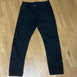 Säljer ett par svarta jeans