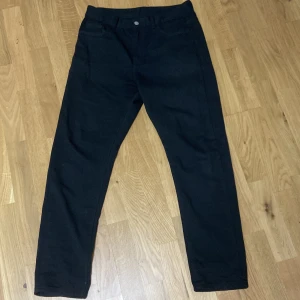 Svarta Jeans - Säljer ett par svarta jeans