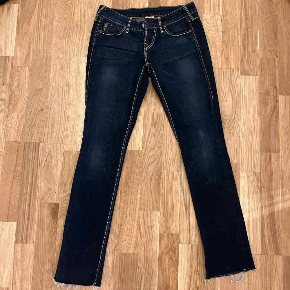 Fina true religion jeans i skinny modell.  32,5 cm i midjan och 74cm i innerben. Jeans & Byxor.