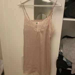 Nattlinne  - Jättefint ljusrosa nattlinne från hm, nästan aldrig använd🤍