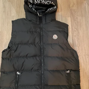 Moncler herr väst svart - Säljer en Moncler herr väst som knappast är använd. Passar M/L. Pris 1300kr