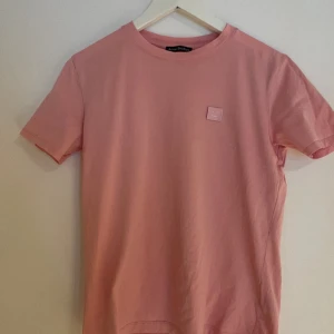 Acne t-shirt - Cool acne t-shirt, säljer då den inte kommer till användning💕Fint skick!