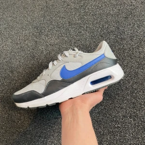 NIKE AIR MAX SC - Ett par riktigt feta Air maxs i väldigt bra skick, knappt använda och helt nyputsade!  Boxen finns och kommer såklart med skorna. Ordinarie pris: 950kr
