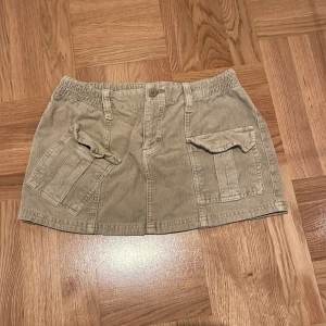 Manchester-kjol - En jättefin, beige mini-kjol i manchester från Urban Outfitters. Knappt använd, jag brukar ha Xs i kjolar och denna är lite stor för mig. Midja rakt över: 36cm, längd: 29 cm❤️