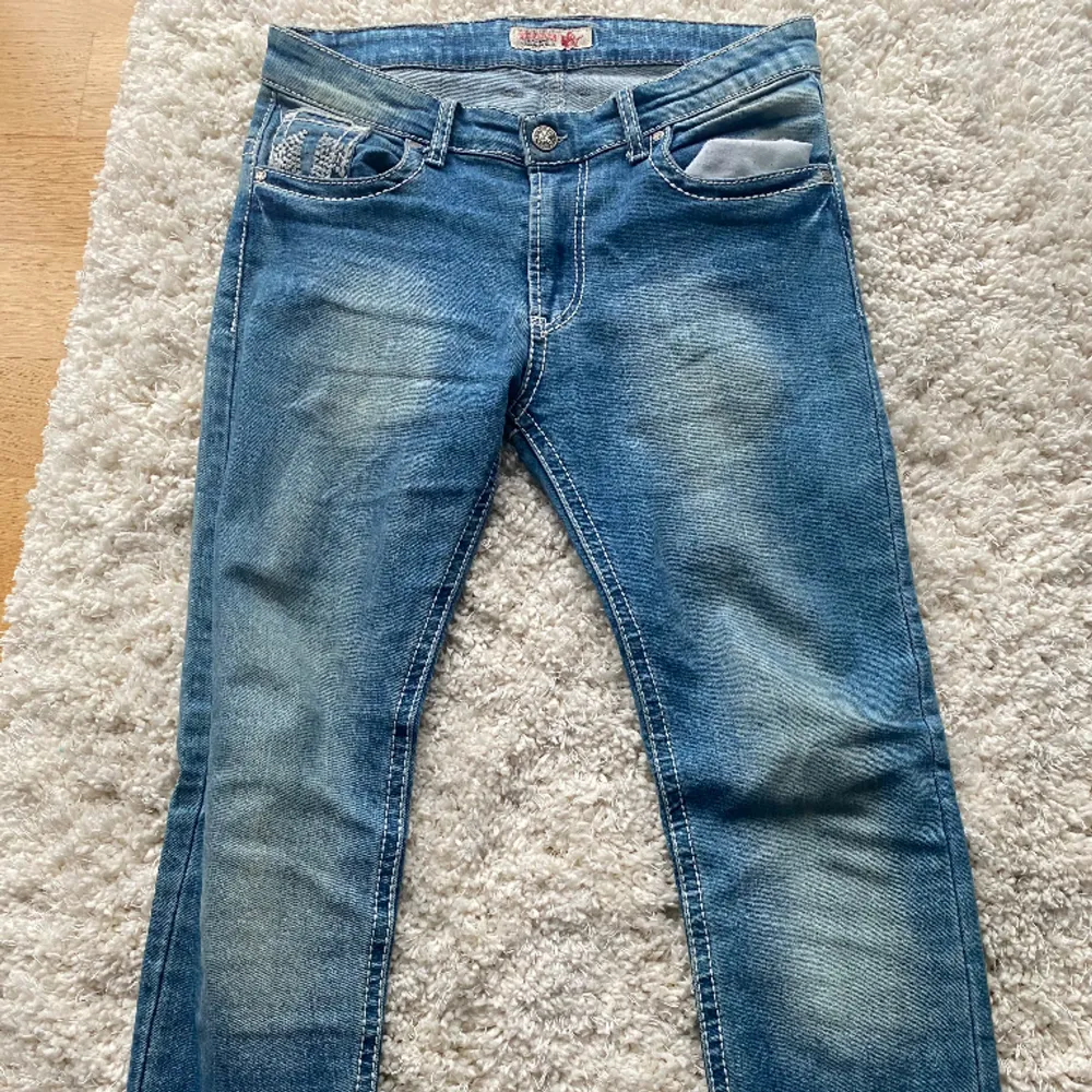 Säljer mina trueys då dem ej kommer till användning. skick: 9/10 storlek: 32. Jeans & Byxor.