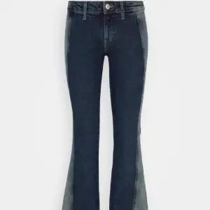 Säljer ett par supersnygga jeans från Weekday. Storlek 31. Skriv för fler frågor/bilder 🤍