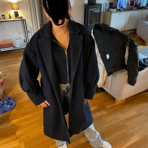 Second female  - Hjälper min syrra sälja sin gamla kappa Den användes bara i 1 år typ