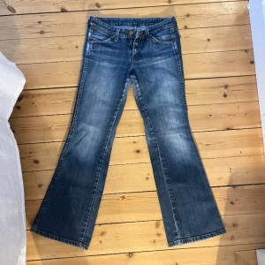 Jeans - Lågmidjade utsvängda jeans. Midjemått rakt över: 36, innerbensläng: 73
