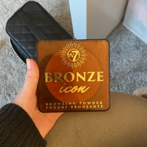 Bronzer - Jättefin bronser från w7, nästan aldrig använd, säljer pga att jag aldrig använder den🫶🏼💗köpt för 50kr, pris kan diskuteras💗