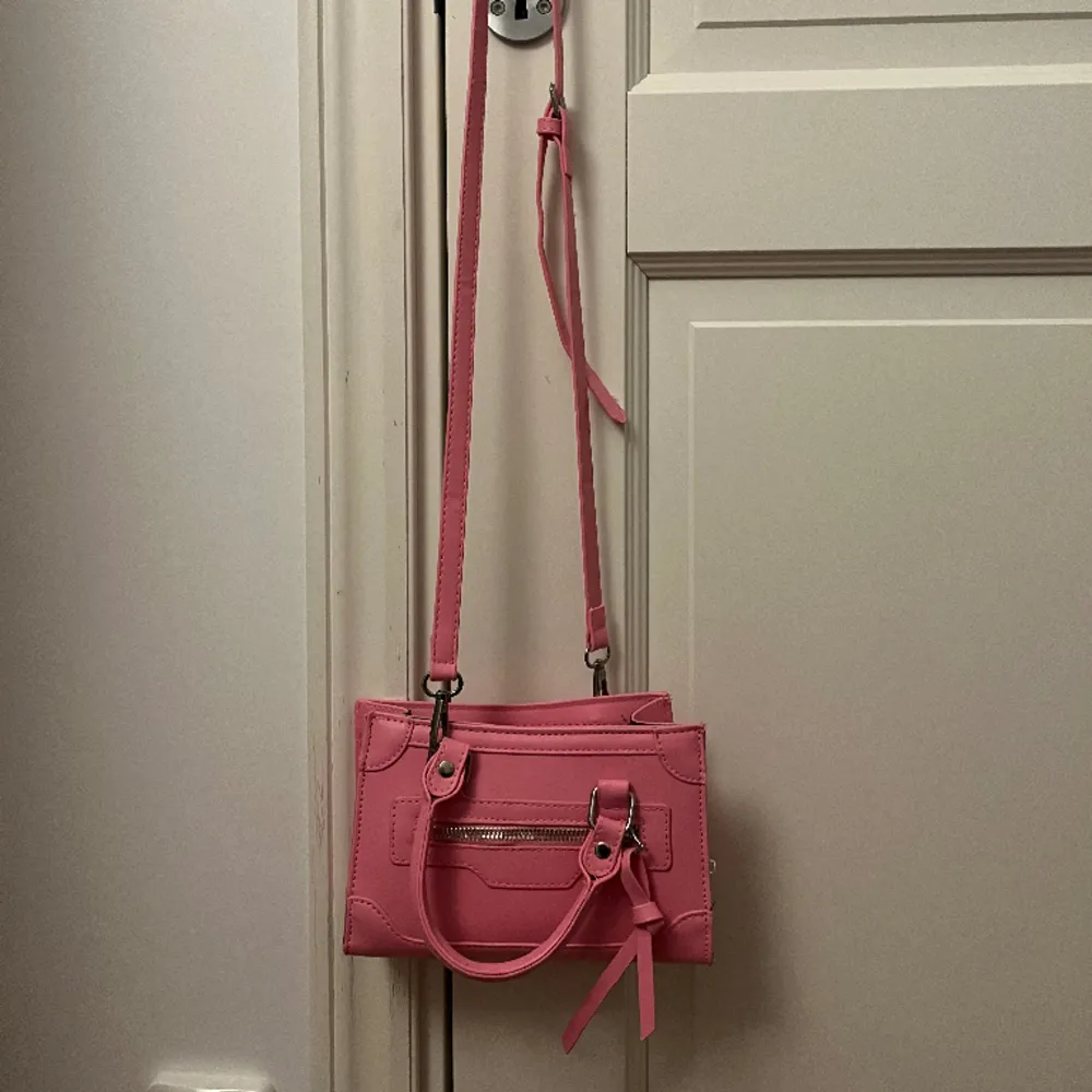 Säljer denna rosa snygga väska som inte kommer till användning💓vet inte vart den kommer ifrån+den är aldrig använd . Väskor.