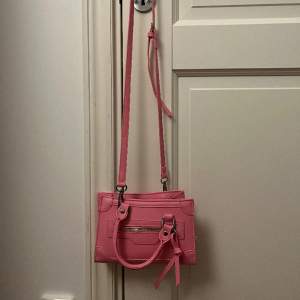 Säljer denna rosa snygga väska som inte kommer till användning💓vet inte vart den kommer ifrån+den är aldrig använd 