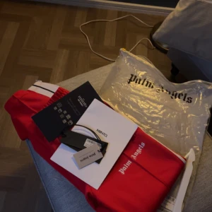 Palm Angels🌴 - Tjena säljer ett par äkta palm angels byxor, de är size M och skicket är 8/10. Mvh Oliver