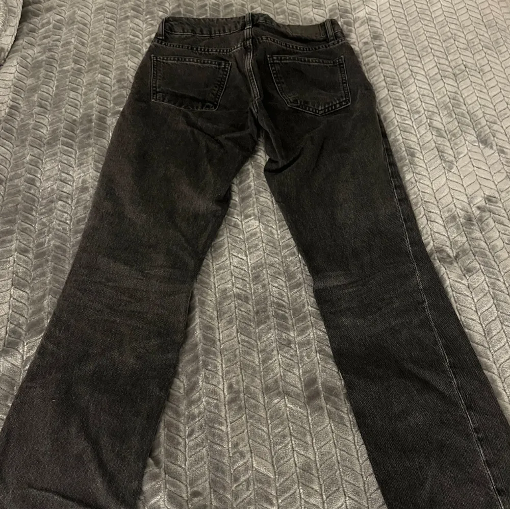 Svarta lågmidjade jeans från Lager 157. Jeans & Byxor.