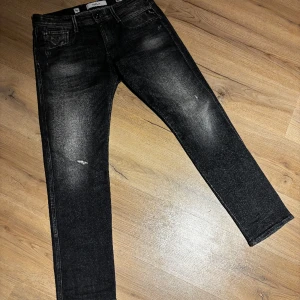 Replay Anbass  - Helt nya aldrig använda bara provat dom nypris 1900kr Mitt pris 1000kr Storlek 33/30