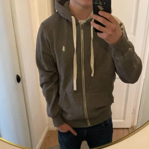 Ralph lauren zip hoodie - Säljer en riktigt skön och snygg Ralph lauren zip hoodie i bra skick. Storlek L, passar bra på mig som är runt 185cm. Hör gärna av er vid ytterligare frågor!