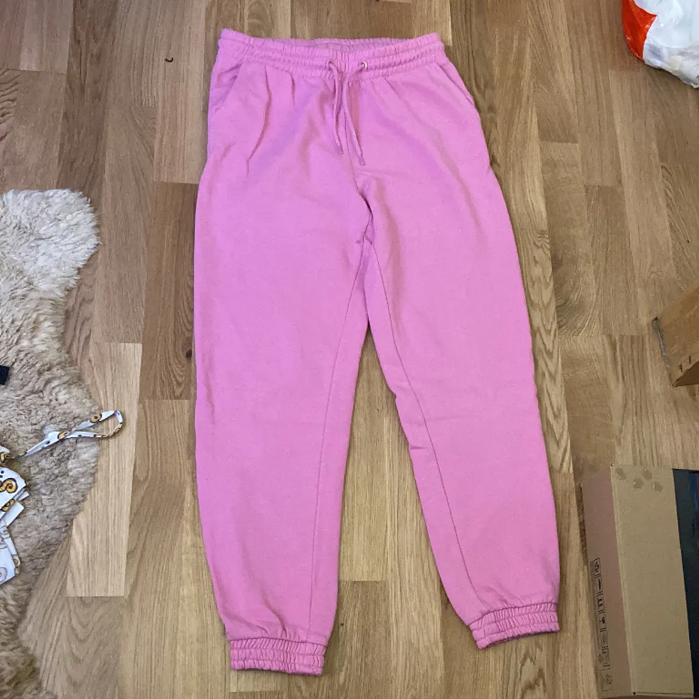 Säljer dessa rosa mjukisbyxor då de inte används längre. Lite noppriga och därav pris, men priser kan diskuteras❤️ Hör av er vid frågor mm . Jeans & Byxor.