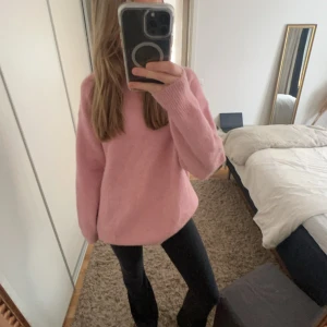 Jättefin stickad tröja  - Jättefin och mysig stickad tröja. Rätt så stor i steorlekrn vilket jag personligen gillar, har ej använts många gånger och är väl skött. 
