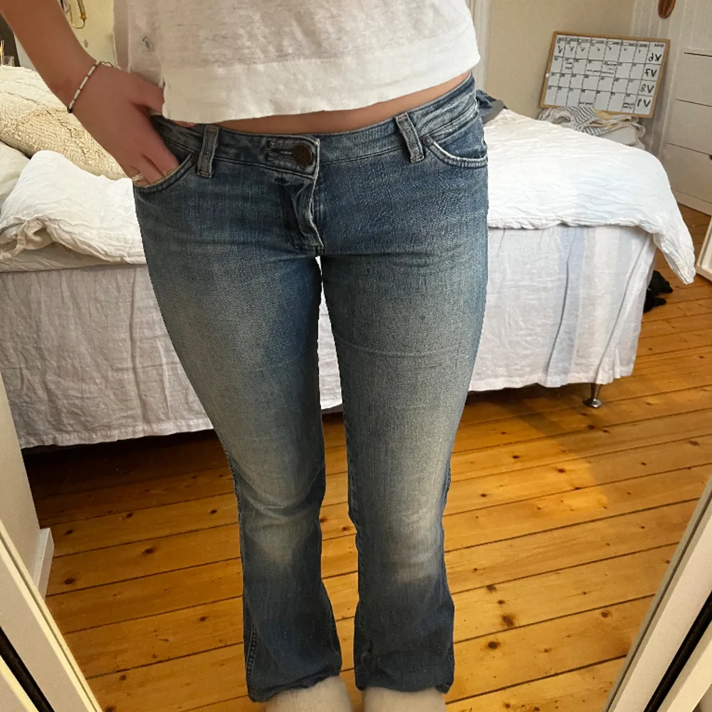 Super fina lågmidjade bootcut jeans som tyvärr är lite för korta på mig som är nästan 173cm! Det har litet slitage vid låret samt längst ner på jeansen, hör av er om ni vill få tydligare bilder! Midjemått: 41cm, Innerben: 70cm. Jeans & Byxor.